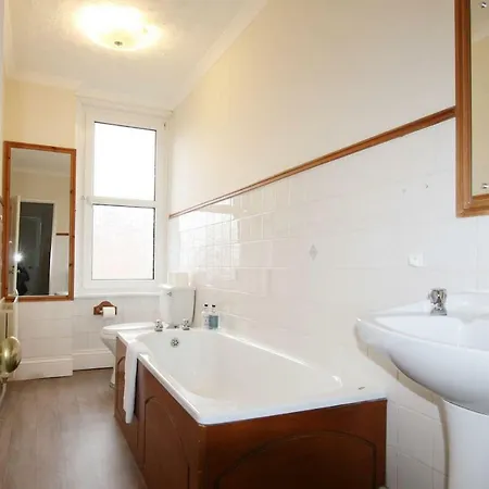 Victorian 4 Bedroom In Southville דירה