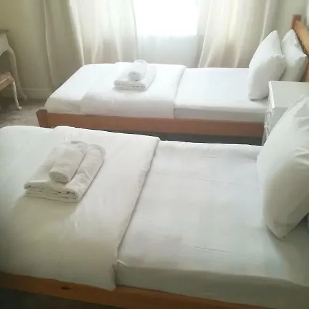 Victorian 4 Bedroom In Southville דירה